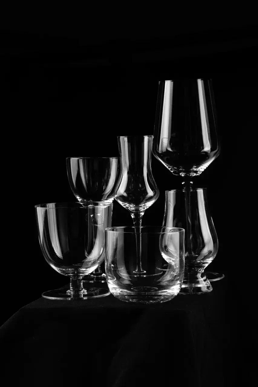 Coupe и Martini на тёмном столе
