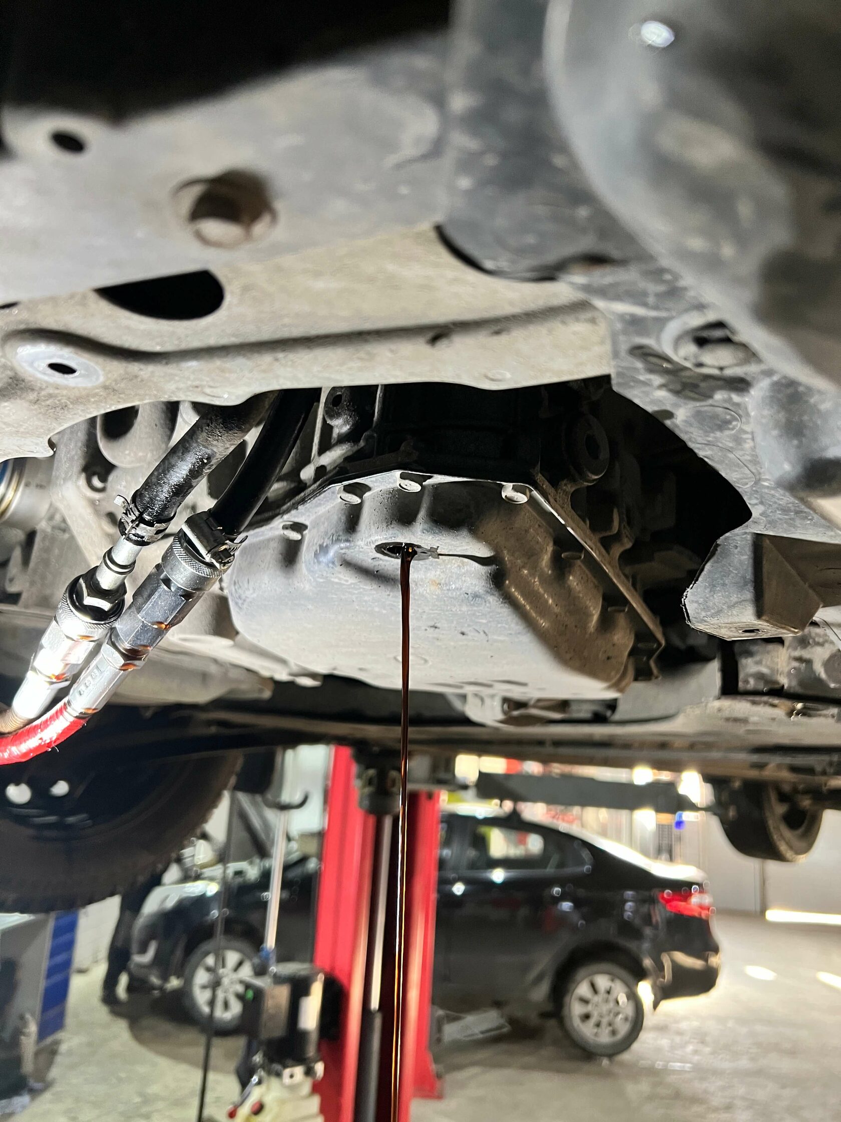 Слив масла через контрольную пробку Nissan