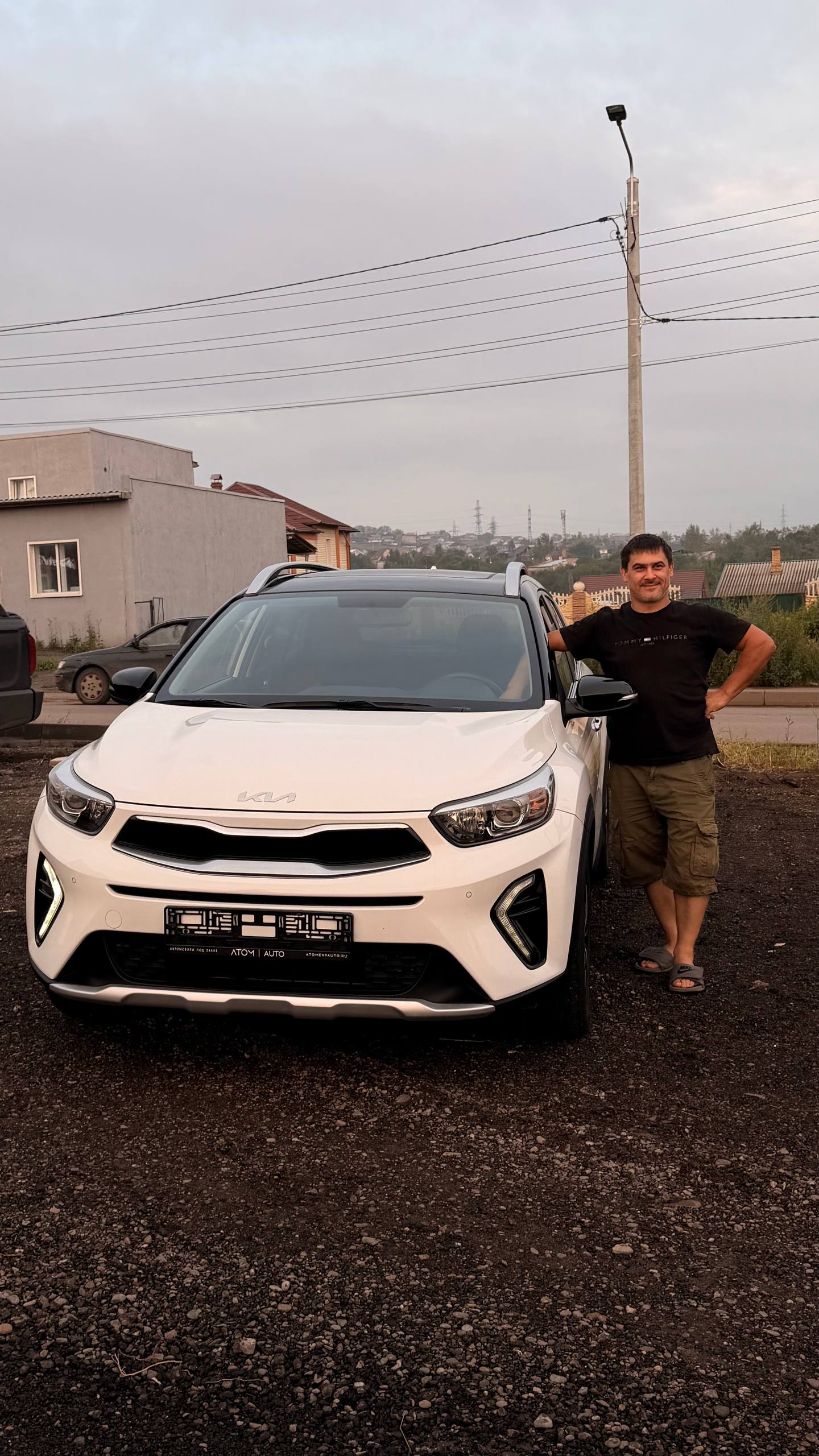 Михаил с автомобилем Kia KX1