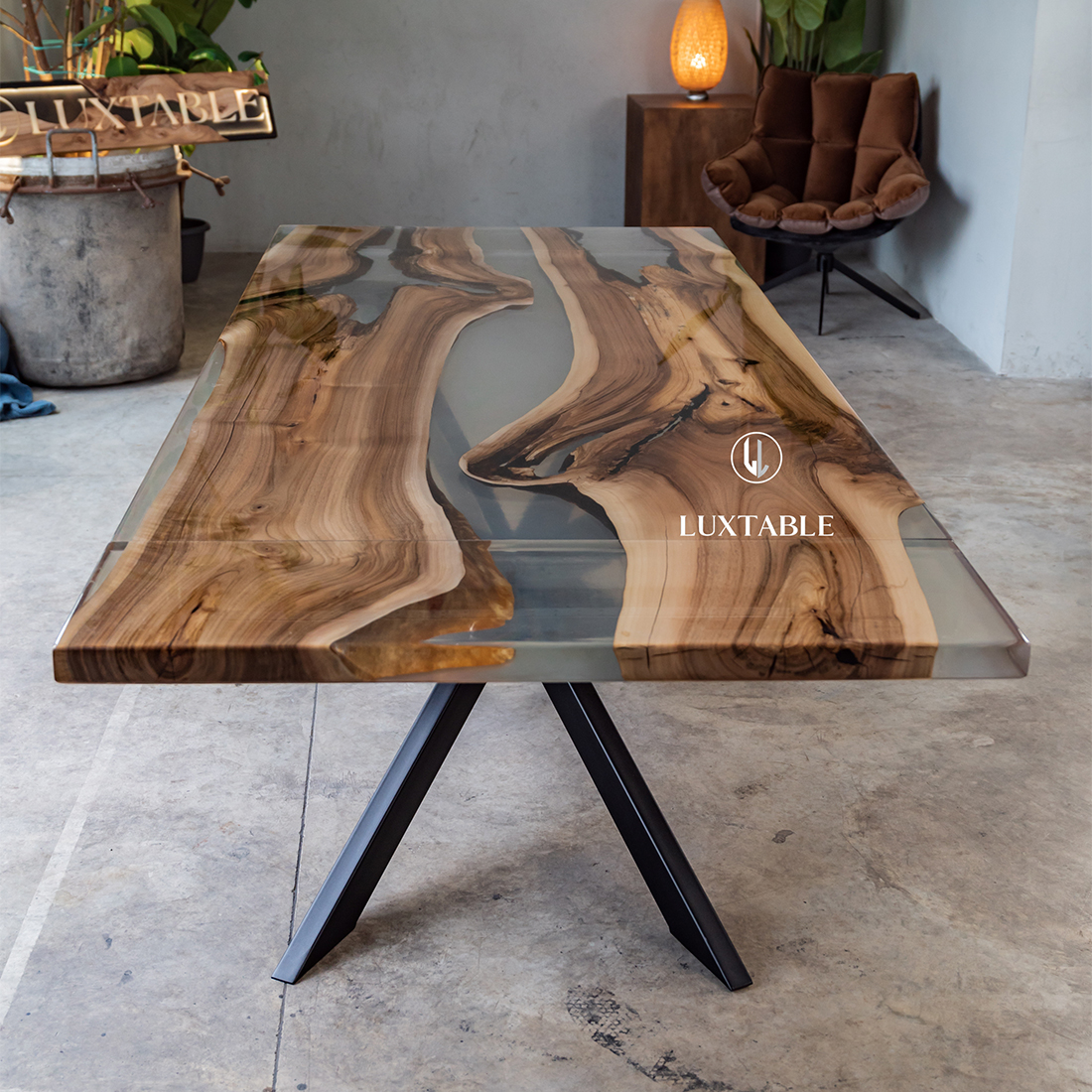 Epoxidharz Tische Alagoas aus europäischem Nussbaum und hellblauem Epoxidharz mit Metallic Effekt