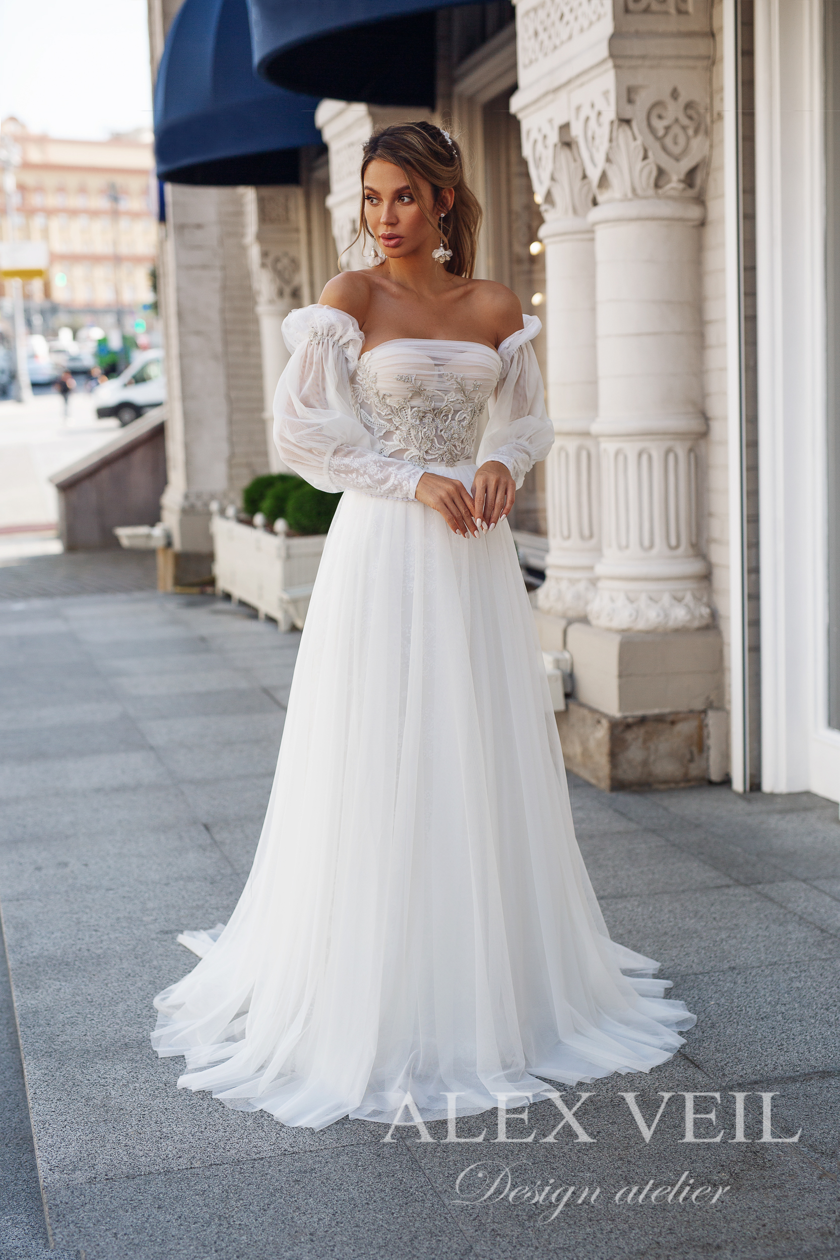 Свадебное платье с длинным рукавом и открытыми плечами