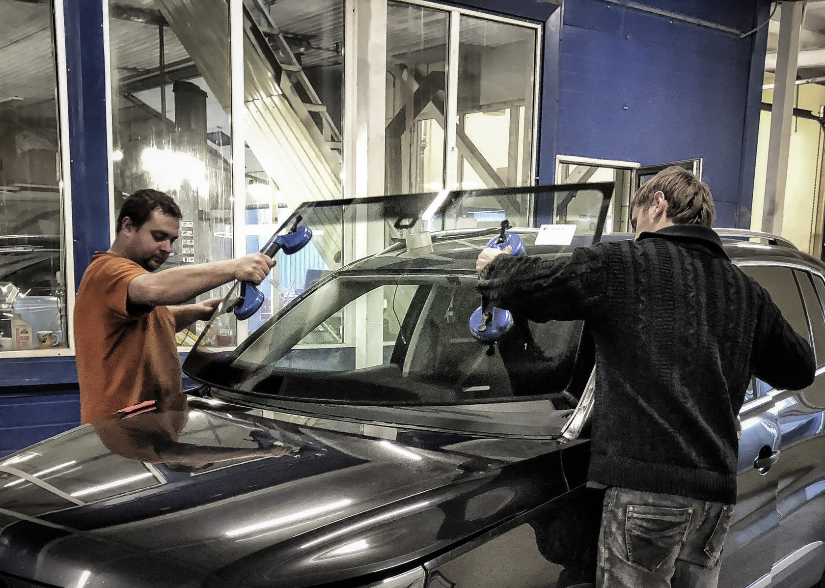 Как заменить лобовое стекло автомобиля своими руками