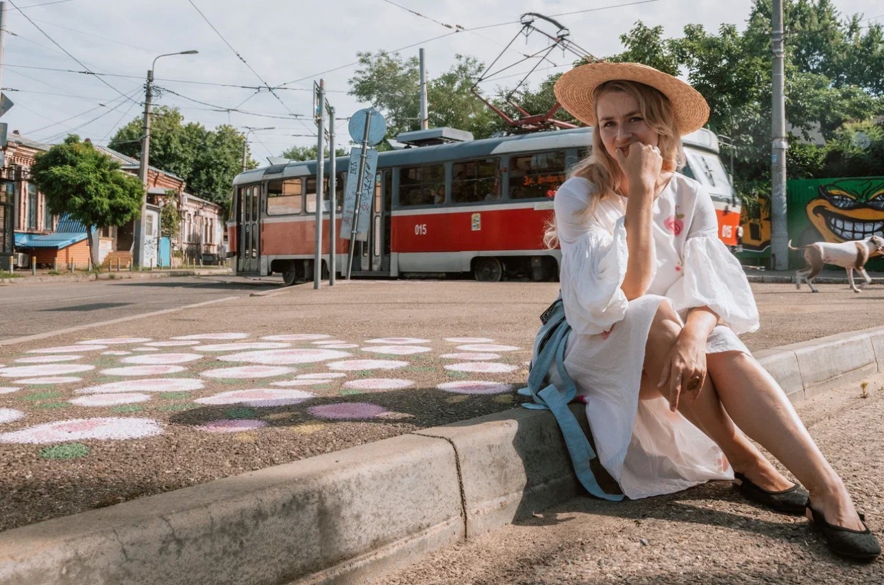 Дарья Дивная у роз на асфальте, Кирова × Горького