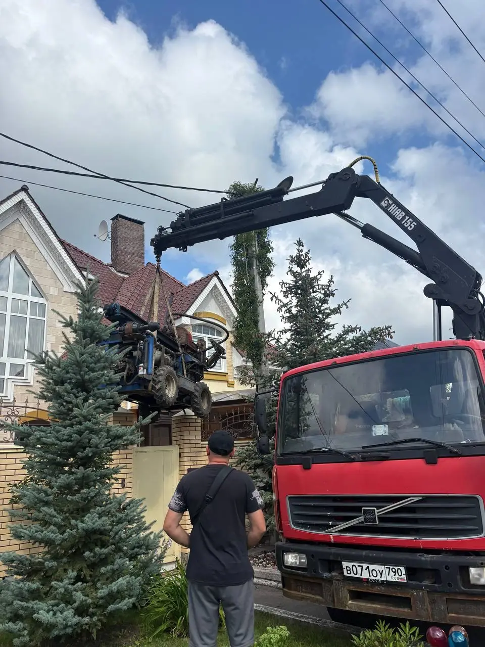 Перенос МГБУ краном через забор в КП Шишкин лес перед бурением скважины 65 метров