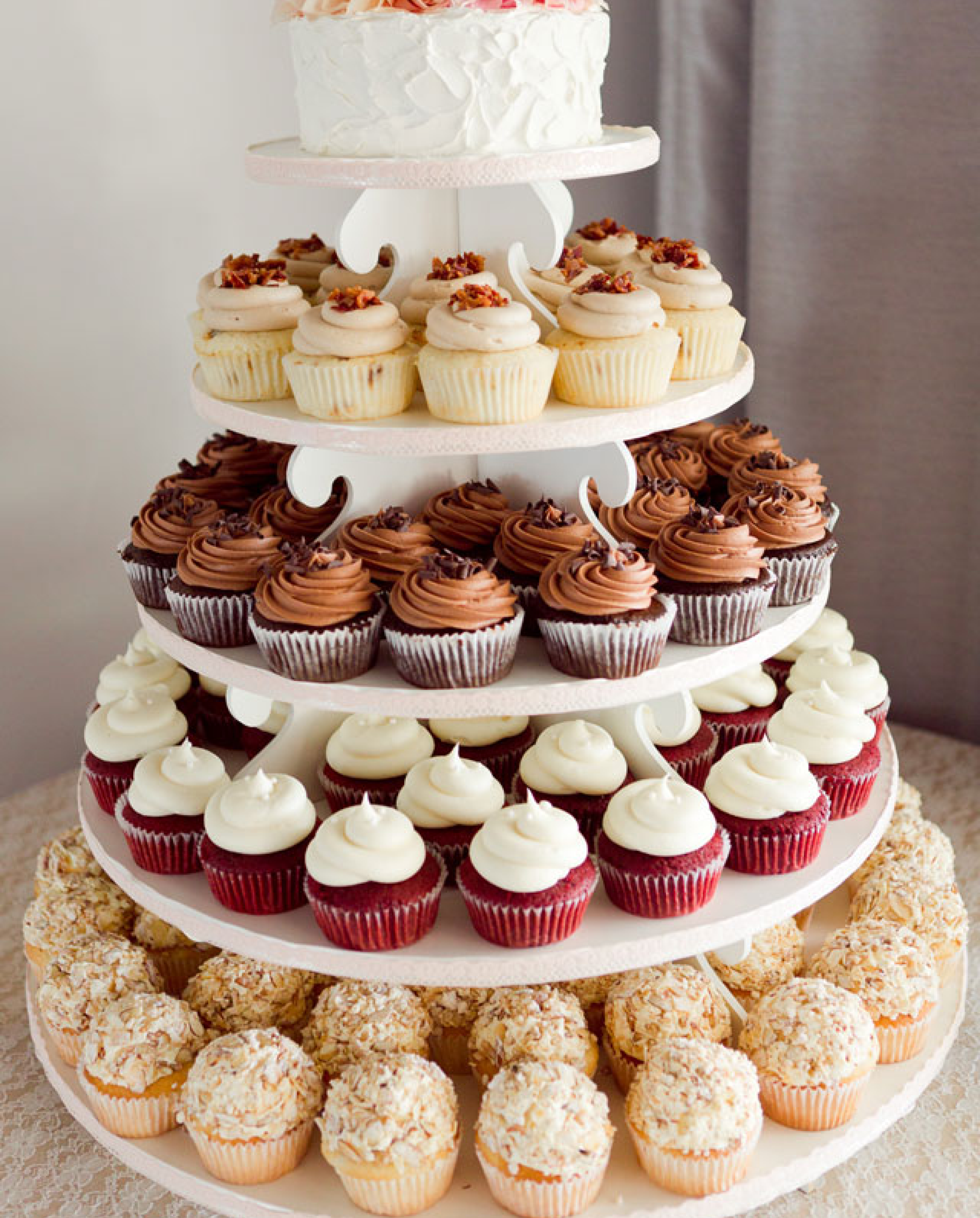We like cakes. Торт с капкейками. Свадебный торт с капкейками. Свадебные пирожные. В Е Й П.