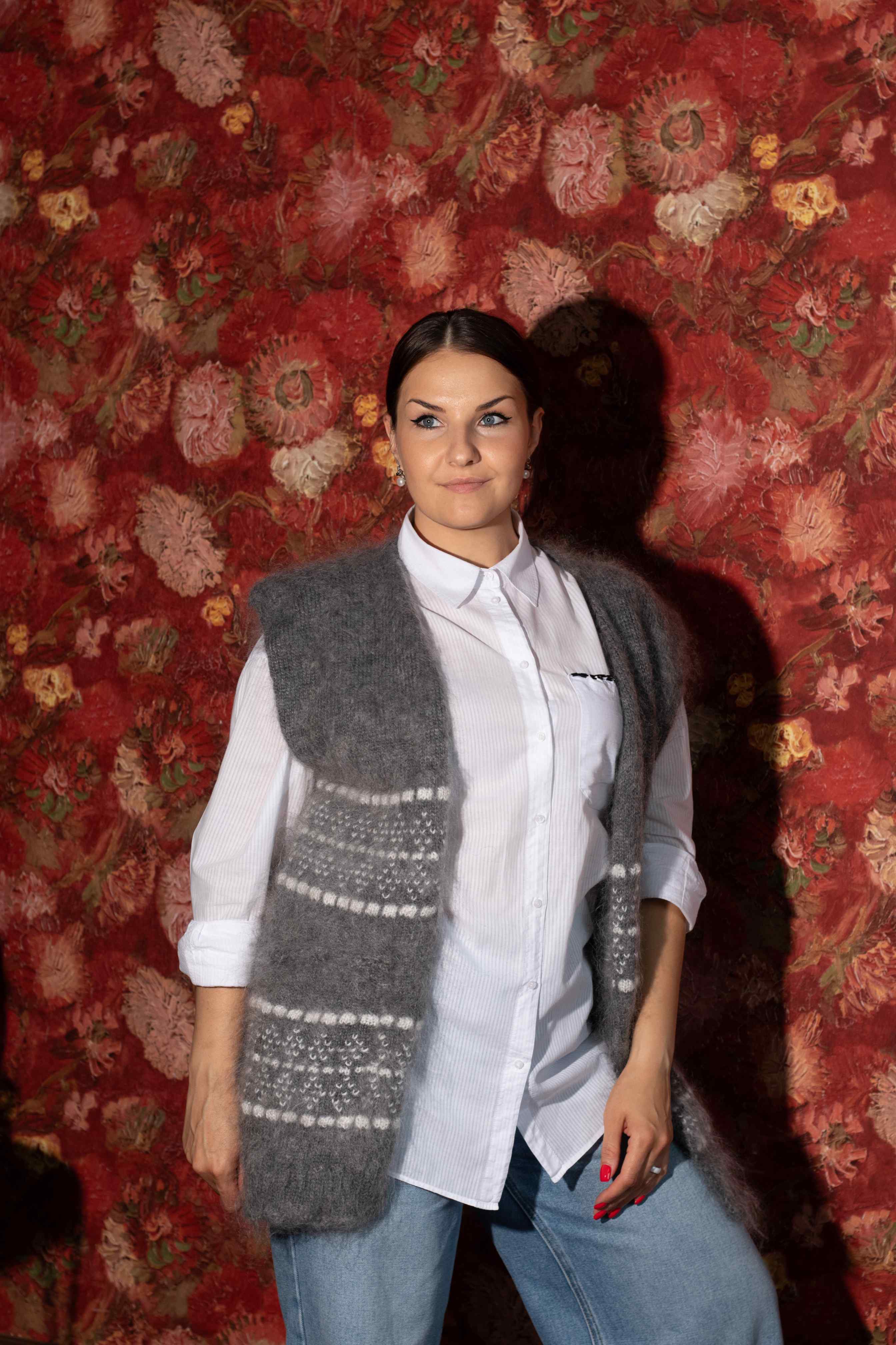 Серый вязаный кардиган из козьего пуха ручной работы, примерка на модели