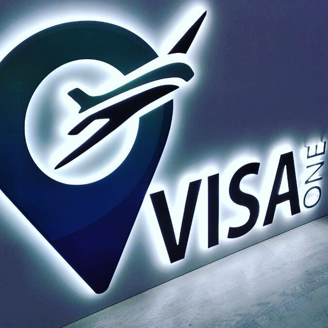 Световая вывеска Visa One в офисе