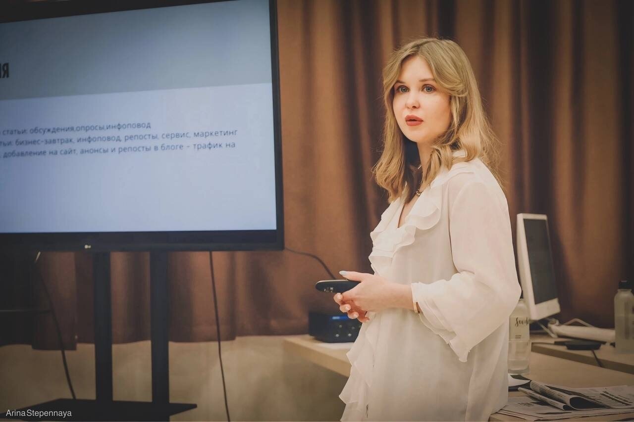 Екатерина Юша, основатель TABURET, на семинаре. Фото - Арина Степенная