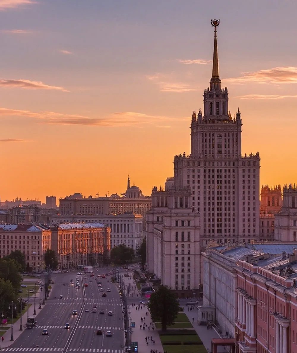 Сталинская высотка с башенками на закате — вид из окон ЖК «Слава»