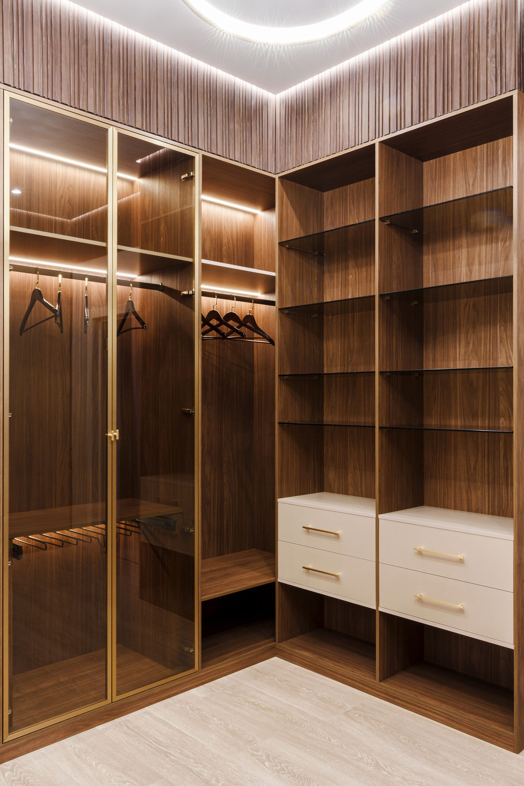 Гардеробная комната с индивидуальной мебелью на заказ по дизайн-проекту