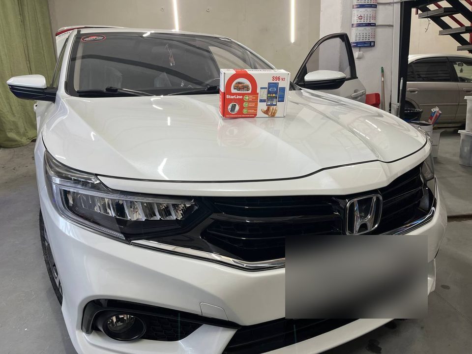 Honda Envix с комплектом StarLine на капоте