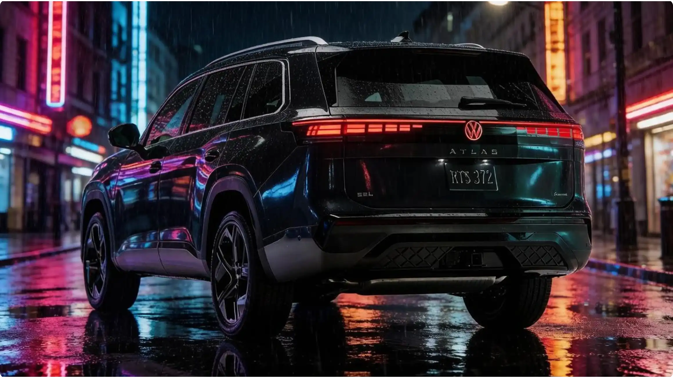 Volkswagen Atlas второго поколения в темно-зеленом цвете в ночном городе, вид сзади сбоку: светодиодная полоса, задний бампер с диффузором и маркировка SEL