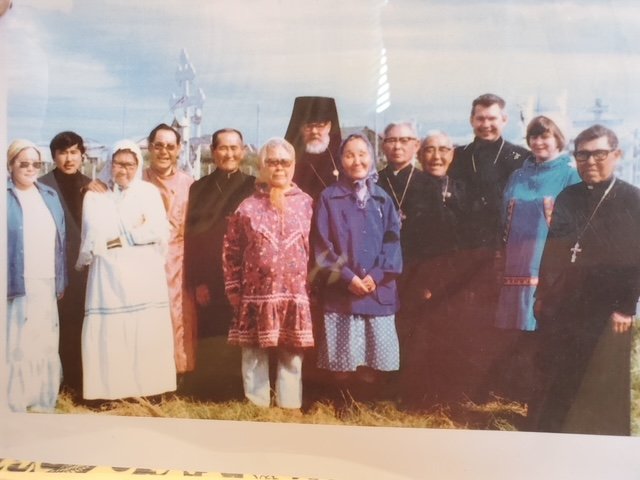 Праведная Ольга в синем платке. Ее супруг, священник Николай Майкл стоит по левую руку от нее.