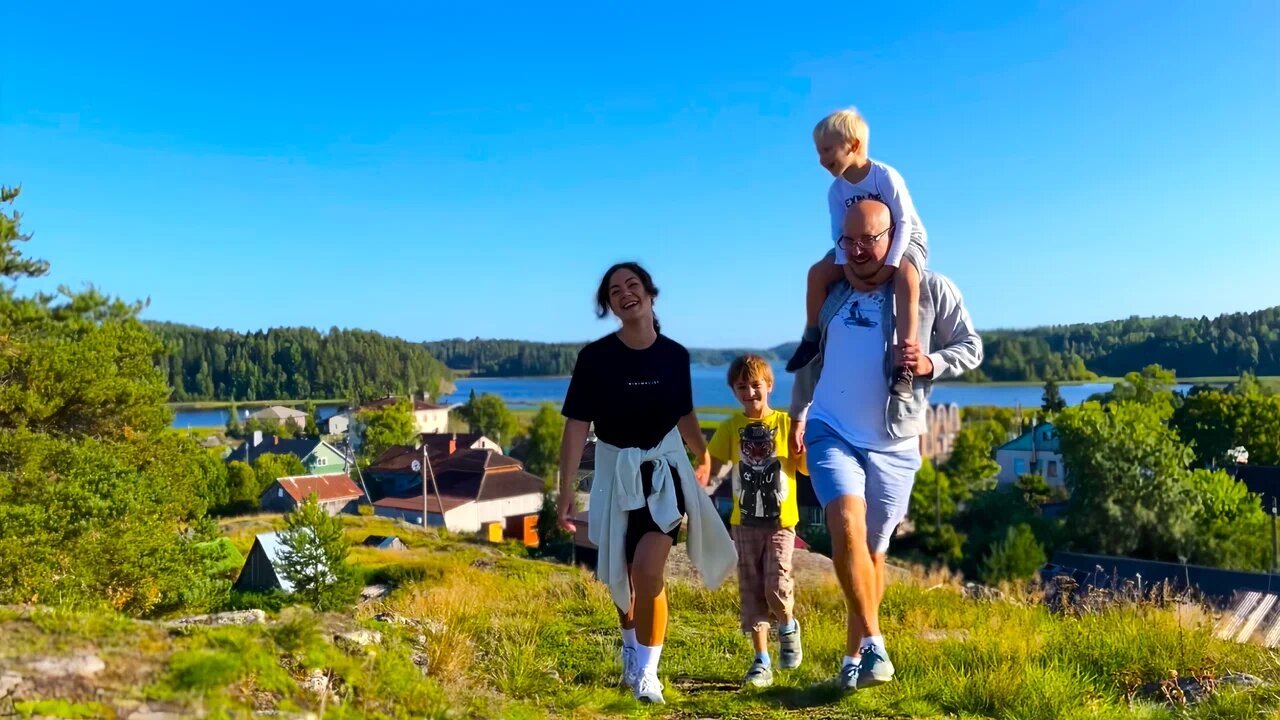 Прогулка по горе у залива