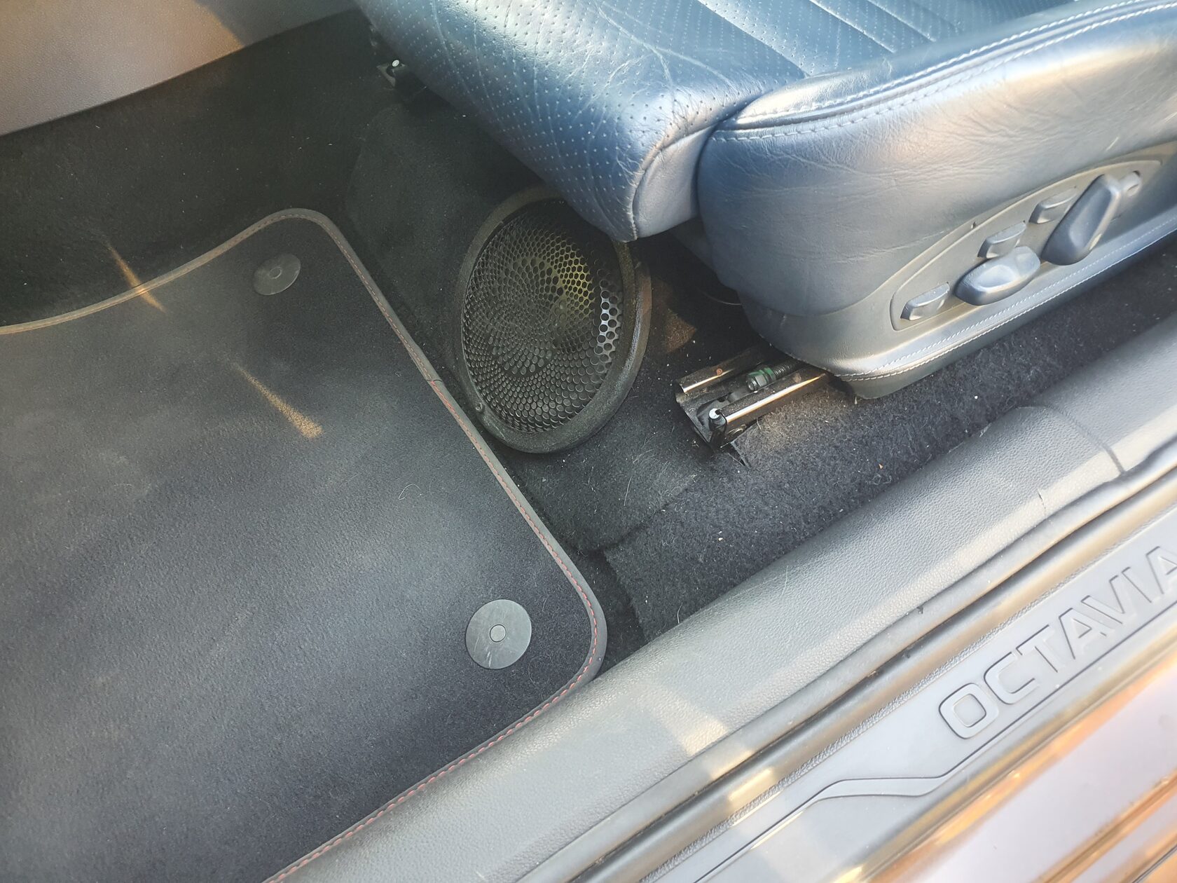 skoda octavia замена динамиков