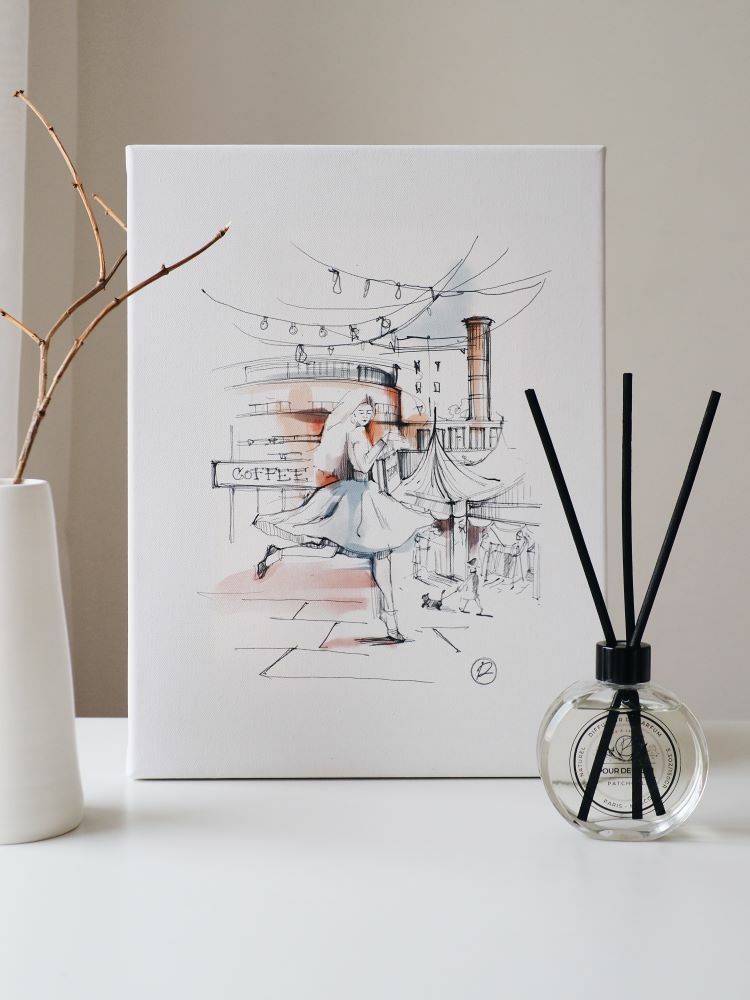 холст и ароматический диффузор в интерьере