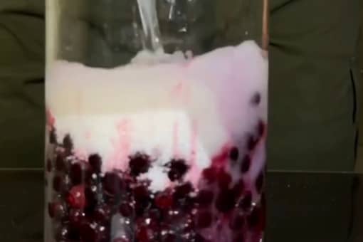 Приготовление настойки из чёрной смородины на водке: шаг 2