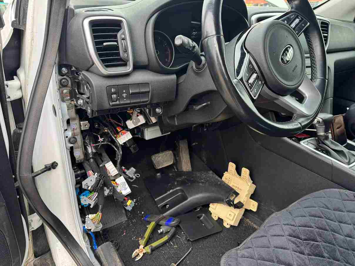 Отключили дополнительно установленный охранный комплекс IGLA на автомобиле Kia Sportage на Учительской улице в Калининском районе Санкт-Петербурга