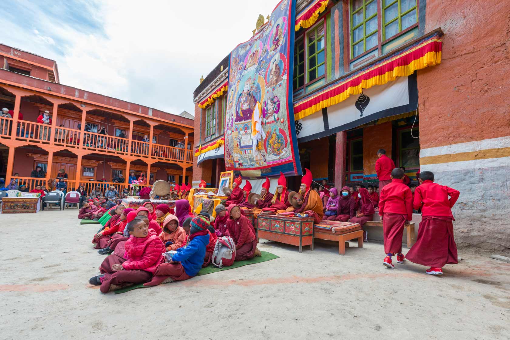 Монастырь Чёде в Ло-Мантанге: монахи и послушники во внутреннем дворе во время религиозной церемонии, Верхний Мустанг, Непал