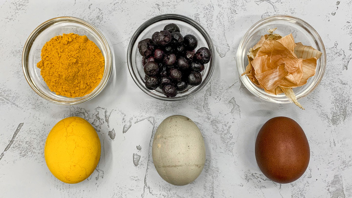 Яйца без красителей. Окрашивание яиц с помощью кофе. Апельсин для окрашивания яиц. Покрасить яйца в желто коричневых. Окрашивание яиц шафраном.