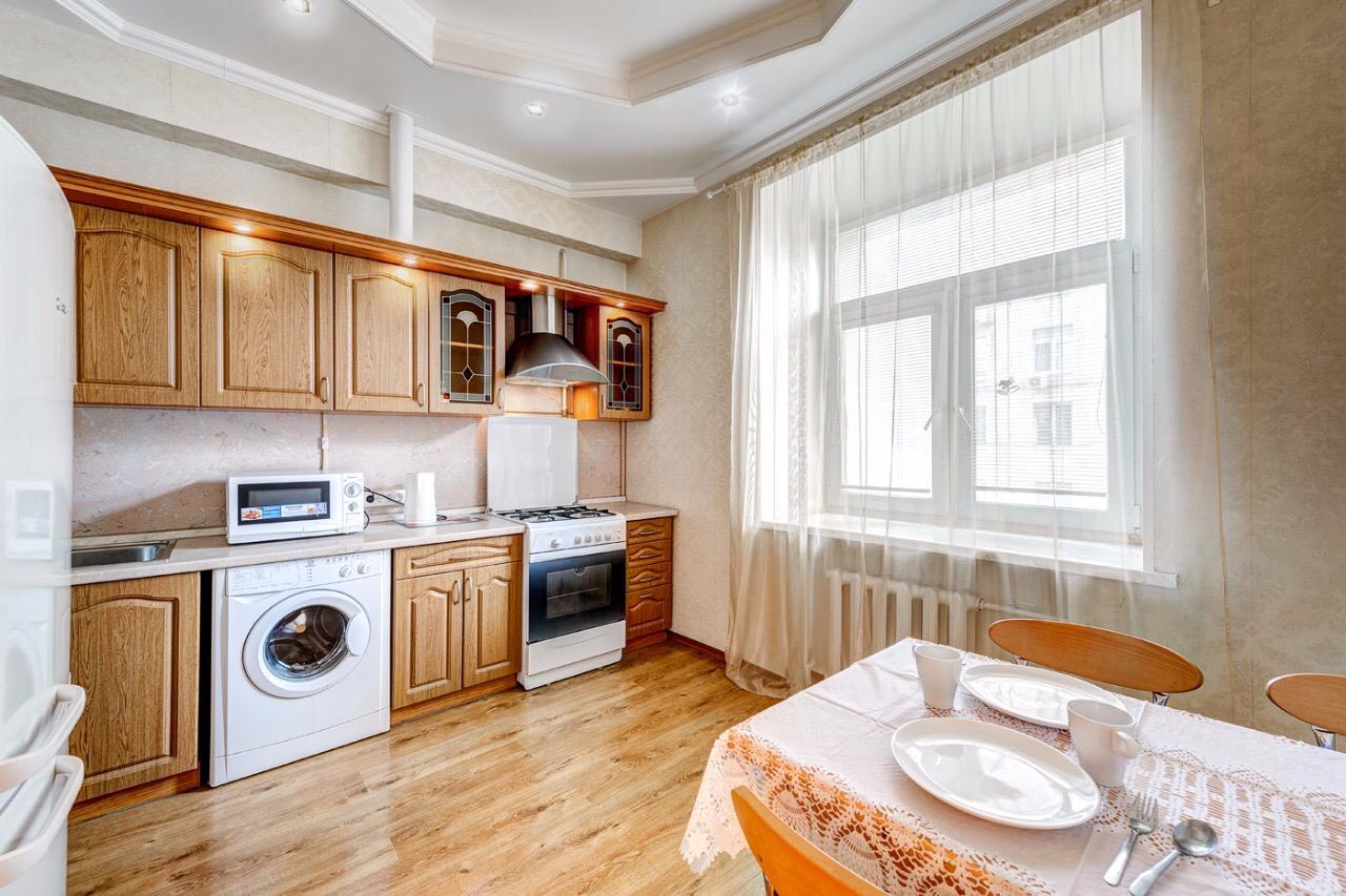 Снять квартиру в москве посуточно вднх недорого. Квартира в Москве 5 этаж посуточно кухня. Снять квартиру в Москве посуточно в районе ВДНХ.