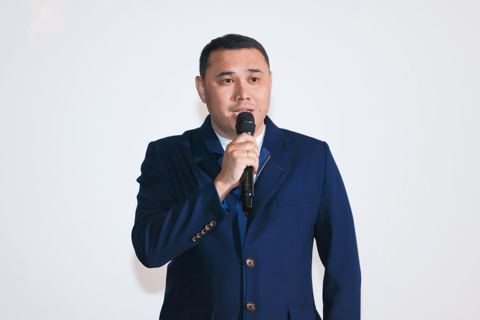 Жетілген әйелдер фотосуреттерінің өте кең жамбастары