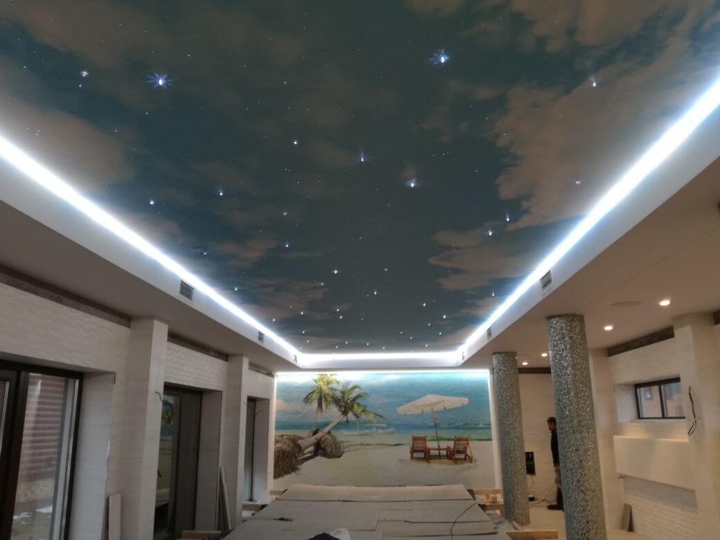 Купить небо потолки. Потолок облака с подсветкой. Натяжной потолок небо. Натяжной потолок облака с подсветкой. Потолок небо с облаками с подсветкой.