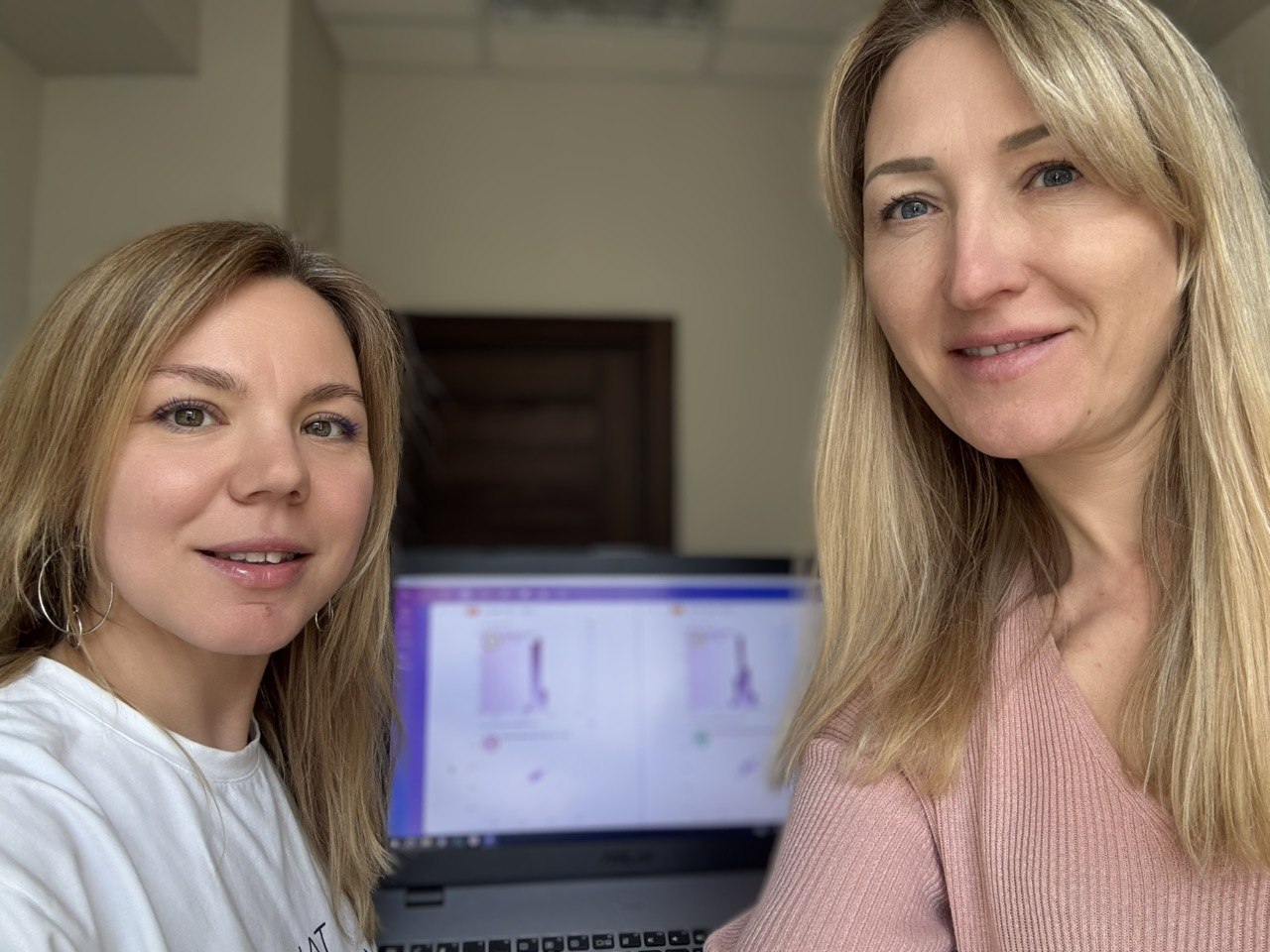 Специалист обсуждает результаты проверки стресса с клиентом