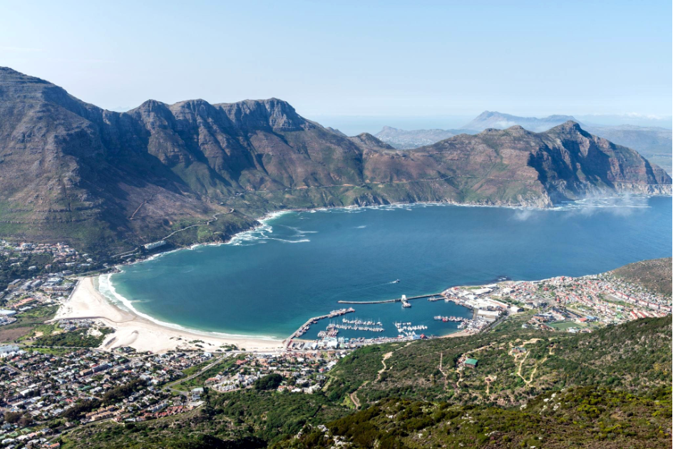 Hout Bay с высоты: рабочая гавань, яхтенная марина, пляж и горы вокруг бухты