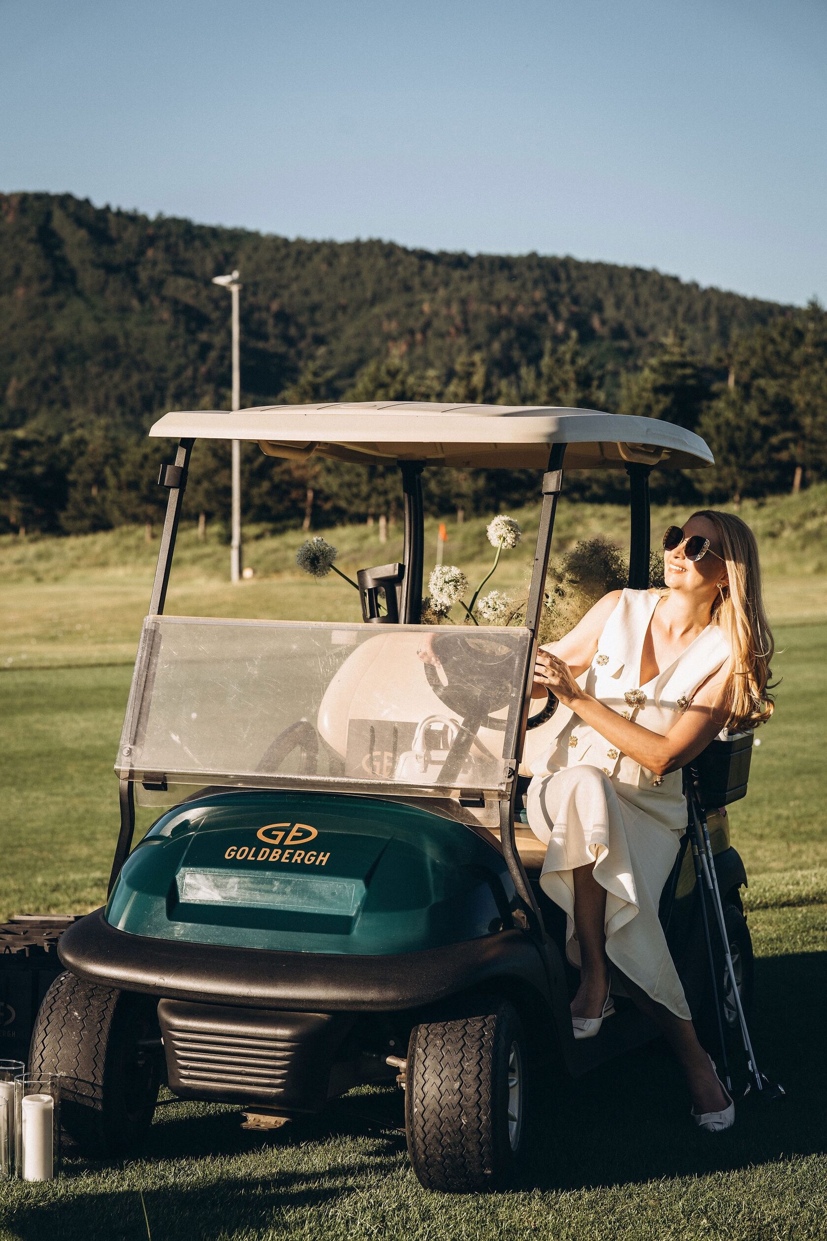 Йордана Димитрова в голф количка позира за снимка на събитието The Golf Dinner by Food Nomads 