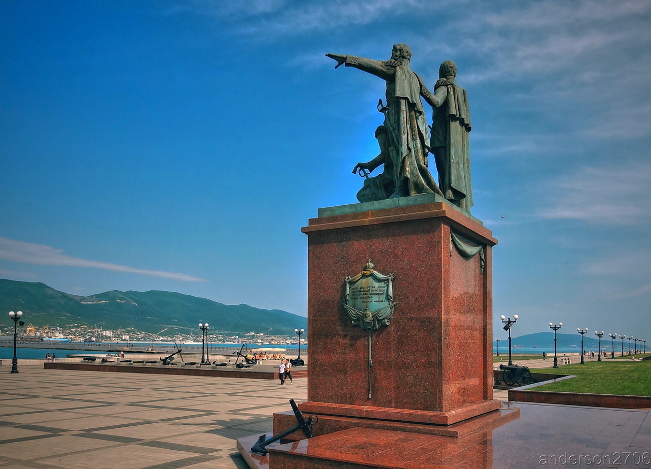 Новороссийск какой. Цемесская бухта Новороссийск памятник. Памятник основателям Новороссийска. Памятник основателям Новороссийска в Новороссийске. Новороссийск памятник Серебрякову.