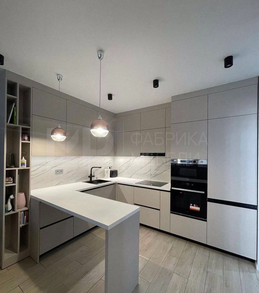 белая кухня с барной стойкой