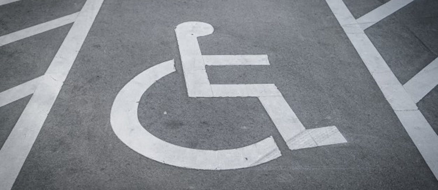 Инвалидное место на парковке. Парковки для инвалидов в 2023 году. Штраф за инвалидное место парковки 2024. Место для инвалидов на парковке.