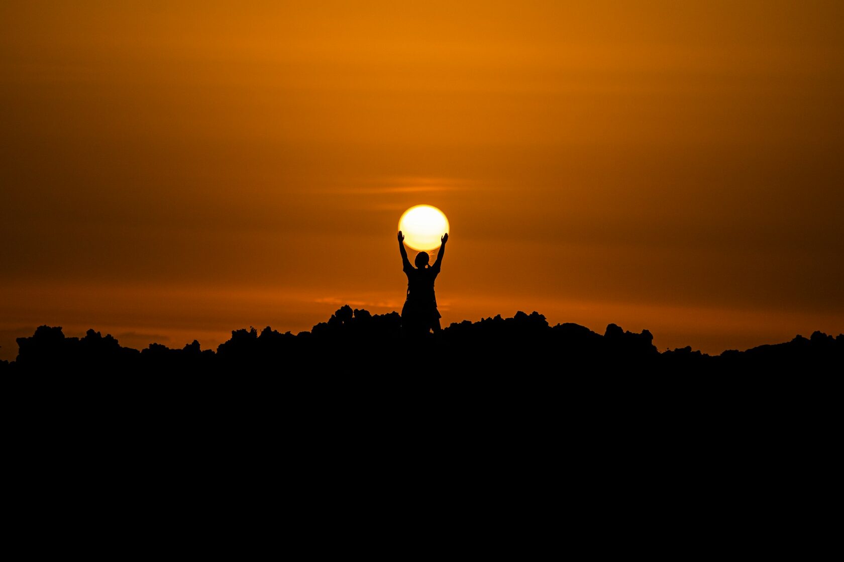 Силуэт человека в медитации на фоне рассветного света