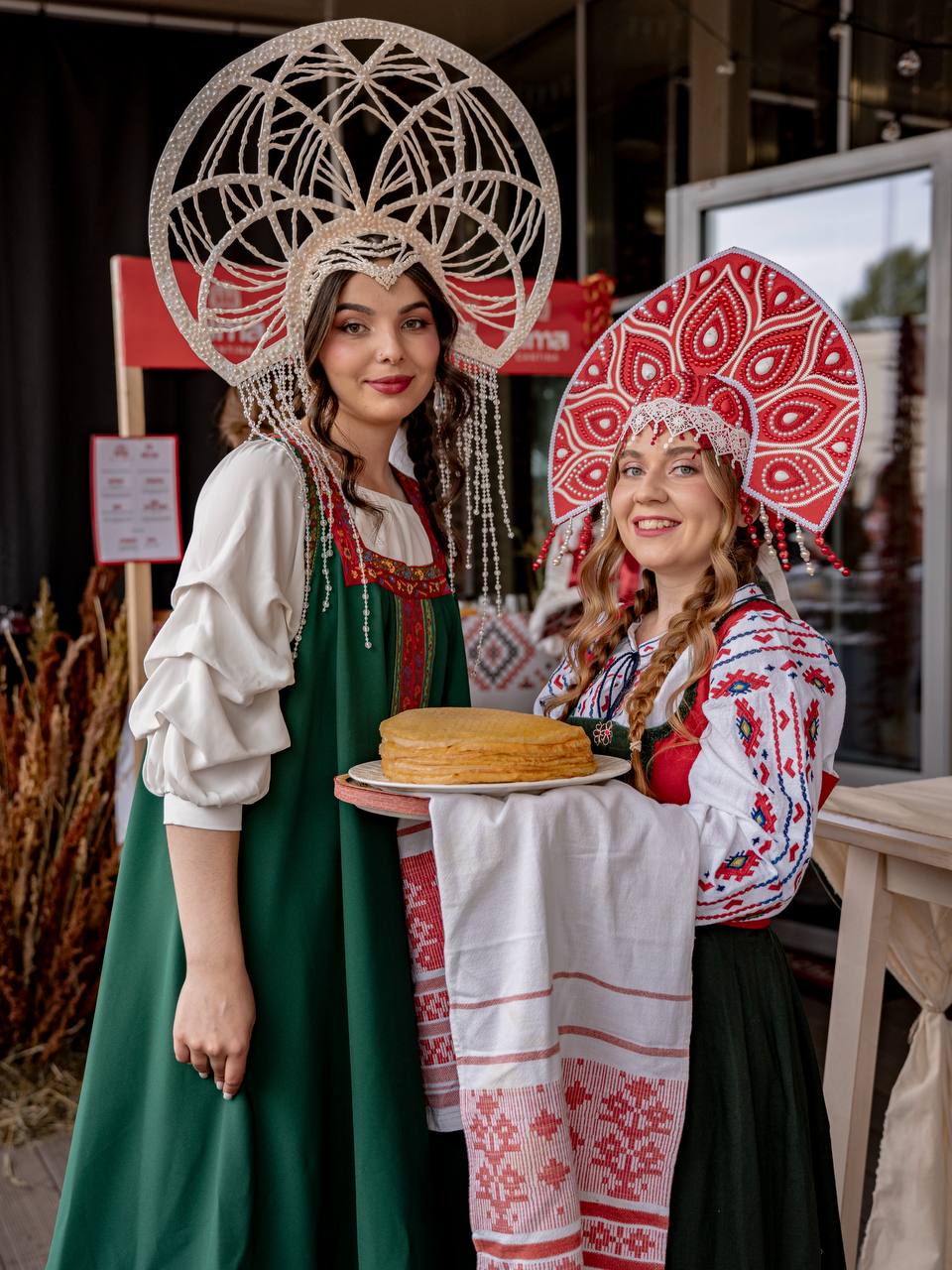 Девушки в народных костюмах
