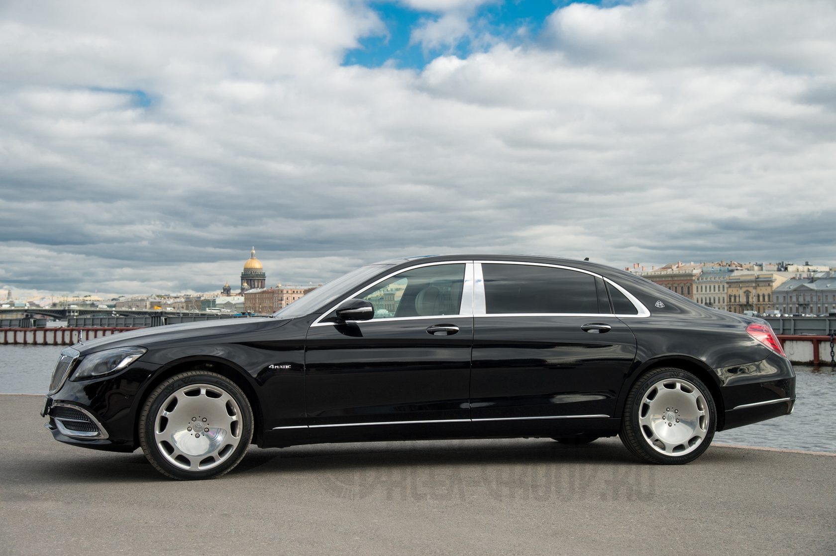 Аренда Mercedes Maybach S560 с водителем