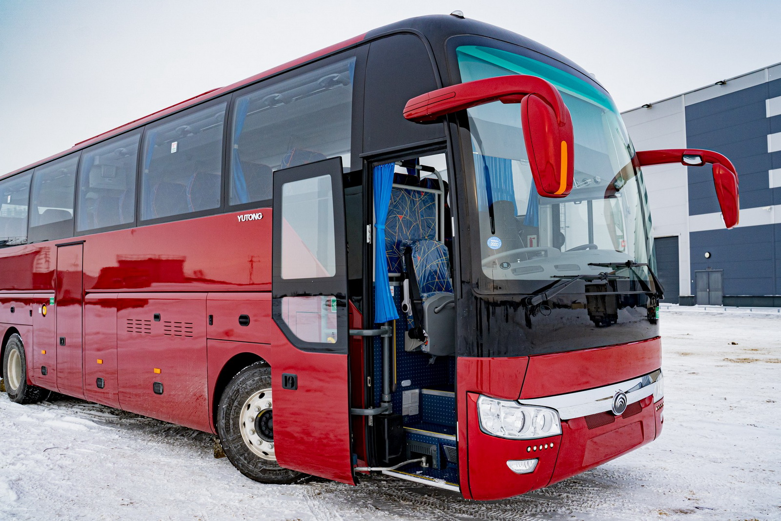 Большой туристический автобус