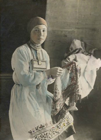 Вышивальщица, деревня Пустынькассы, 1930-е гг.