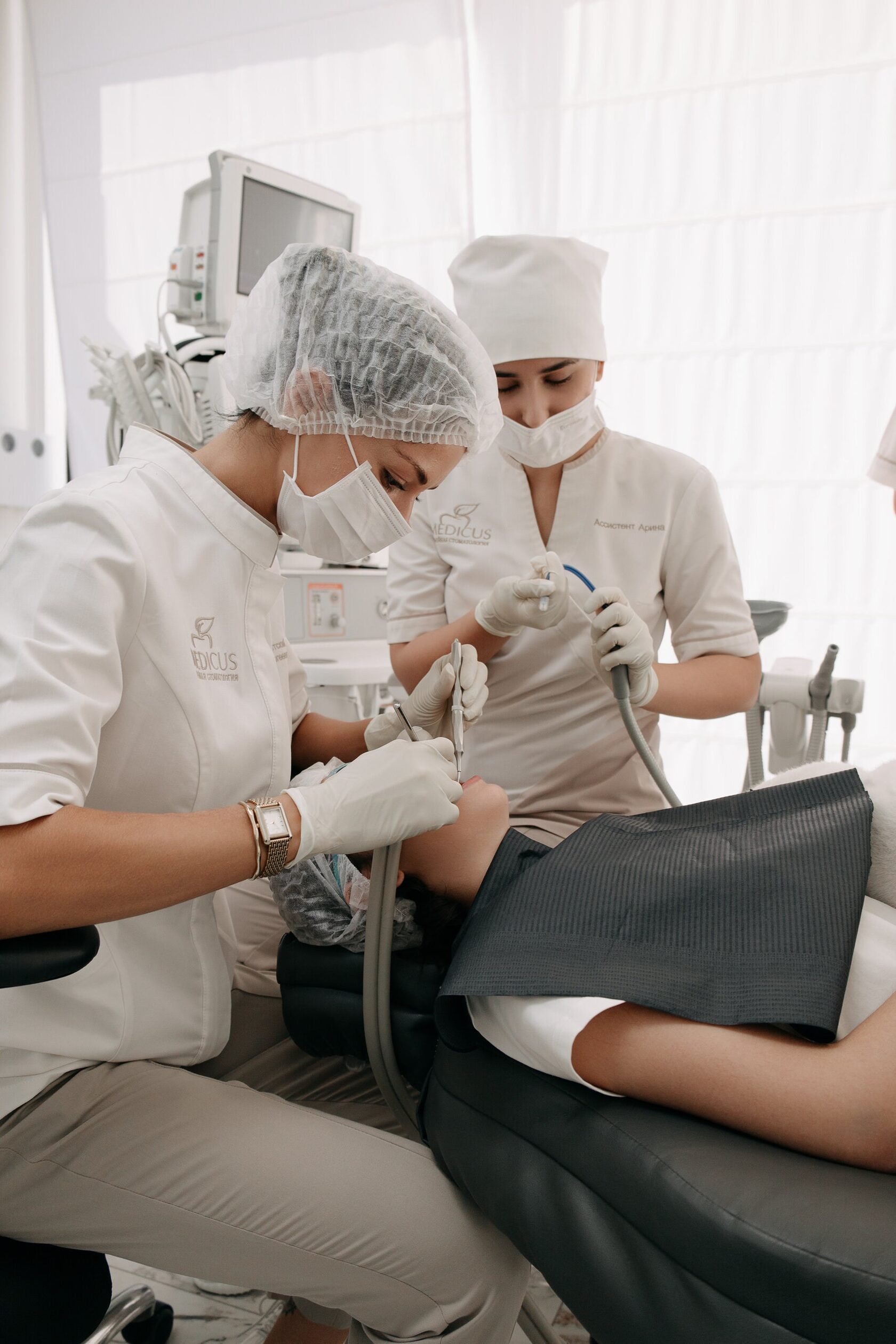 Маританна Никитюк работает с пациентом вместе с ассистентом в MEDICUS