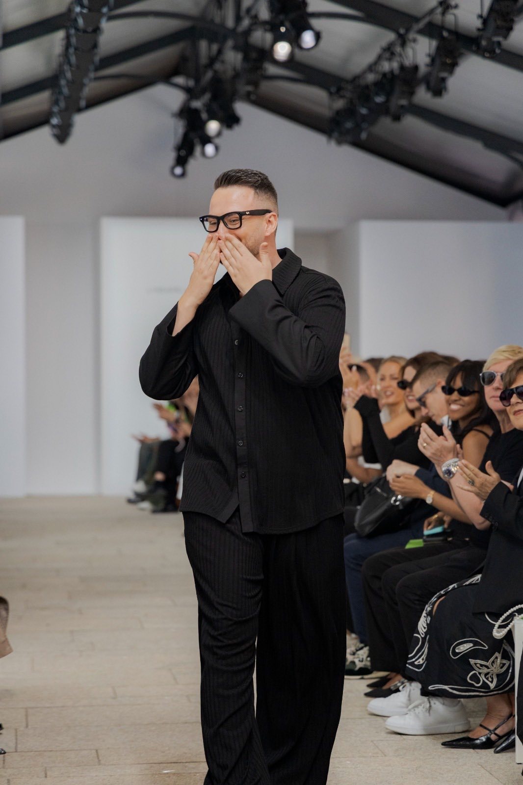 Едис Пала на сцената на Milano Fashion Week благодари на публиката след неговото модно ревю