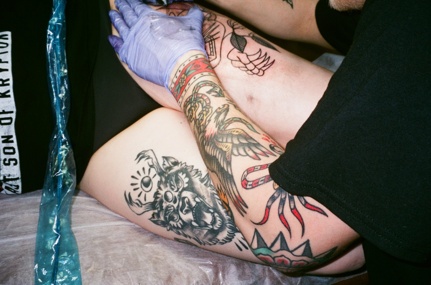 «Мы раньше пастой от гелевых ручек татуировки кололи — и все нормально»