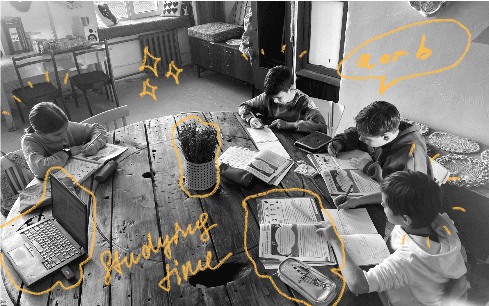 школьники, ученики, подростки сидят за столом, изучают английский и китайский язык в уютной студии иностранных языков Let me speak