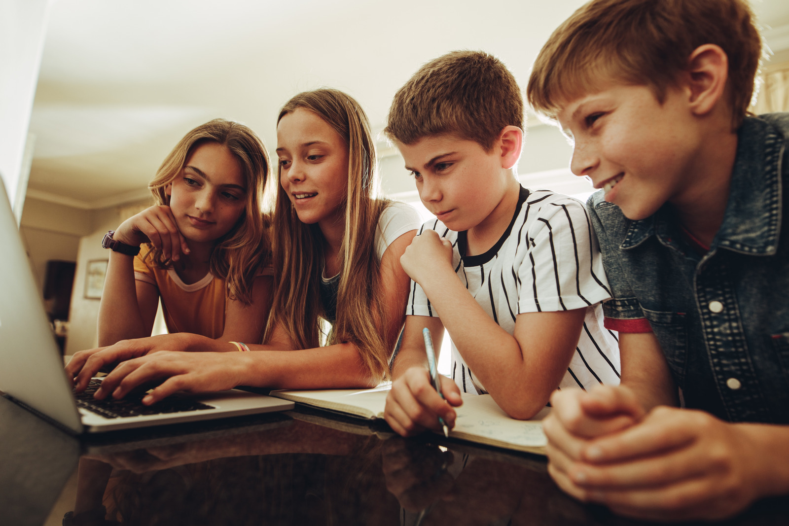 Главная деятельность подростков. It для подростков. Дети 8 класс летом ИТ. «Learning together» (Учимся вместе) прием на уроке английского. Group of Kids with Computer