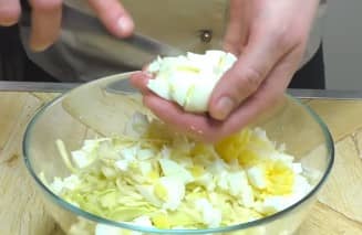 Приготовление заливного пирога с капустой и яйцом на кефире в духовке: шаг 5