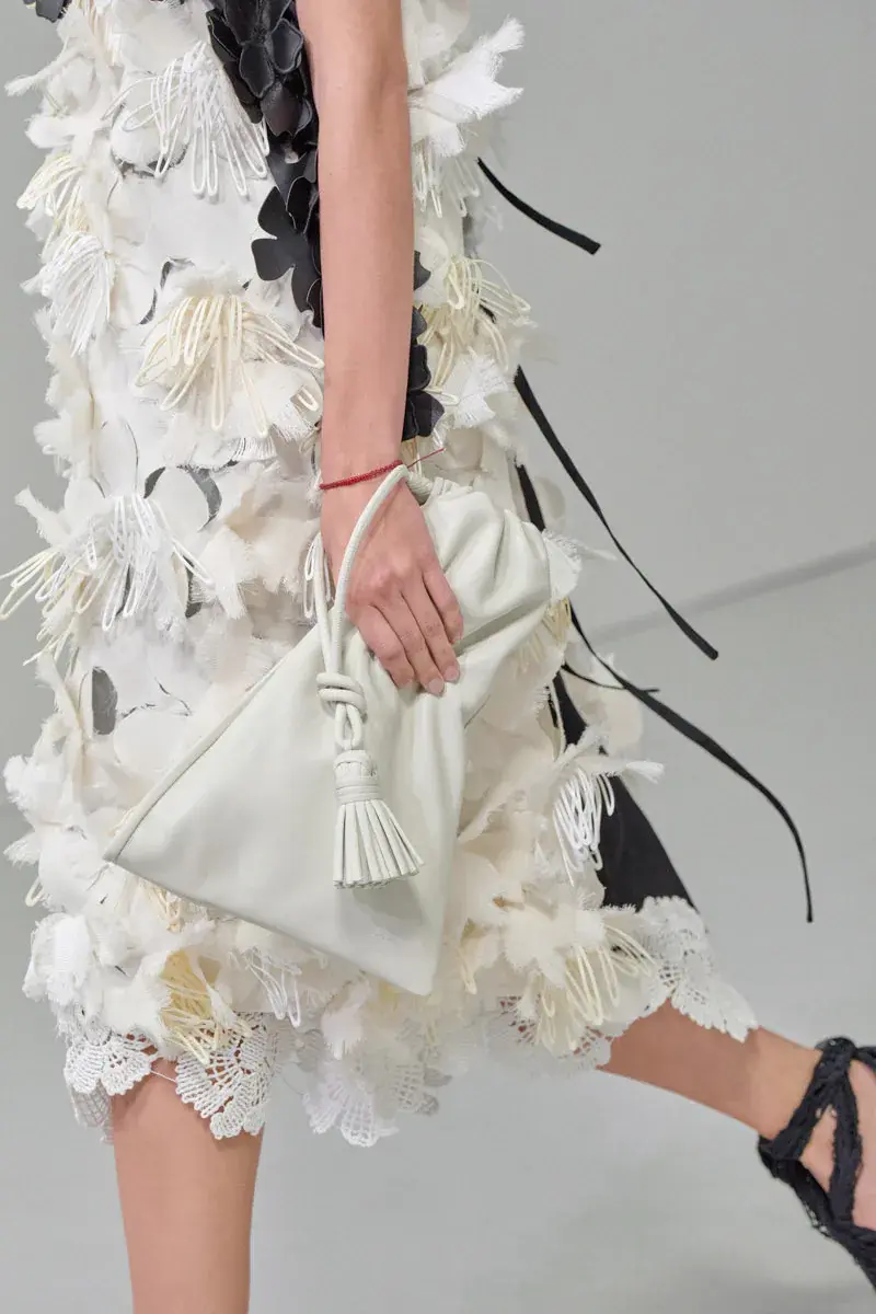 Сумки Bottega SS27 на полетной полосе 12