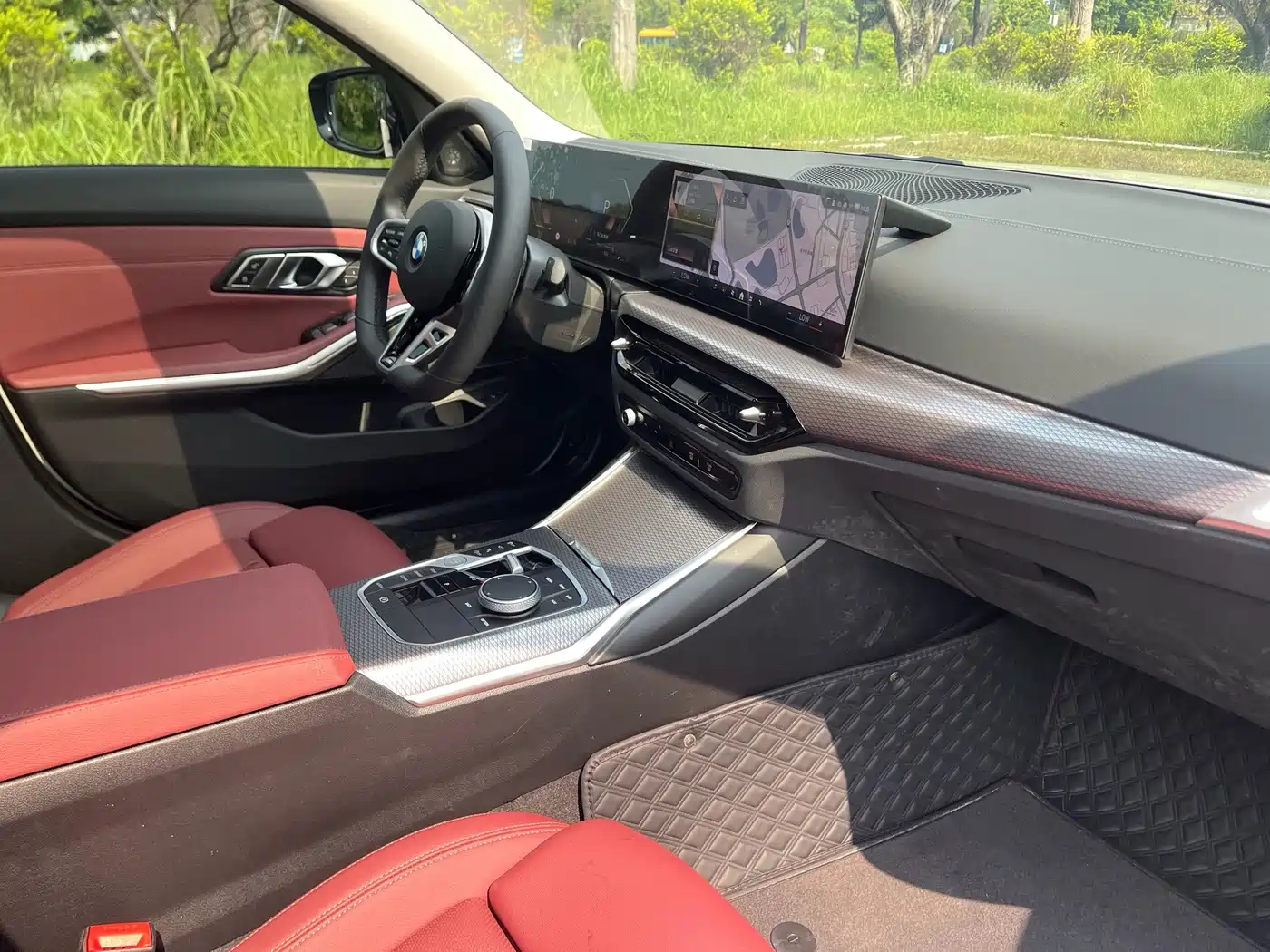 BMW 330Li G28 2025 M Sport Night Package — передняя панель, широкий дисплей с картой и центральная консоль со стороны пассажира