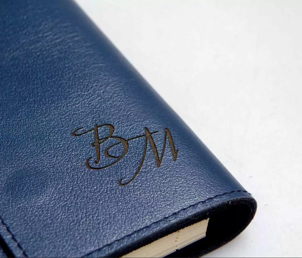 Гравировка на ежедневнике. Ежедневник с инициалами. Гравировка на ежедневнике. Ежедневник из натуральной кожи с гравировкой. Гравировка на ежедневнике.