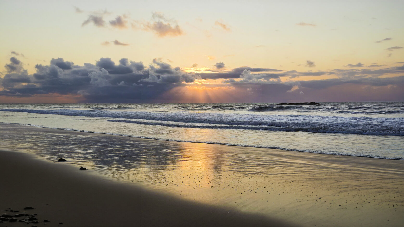 Красивый закат рядом с домом