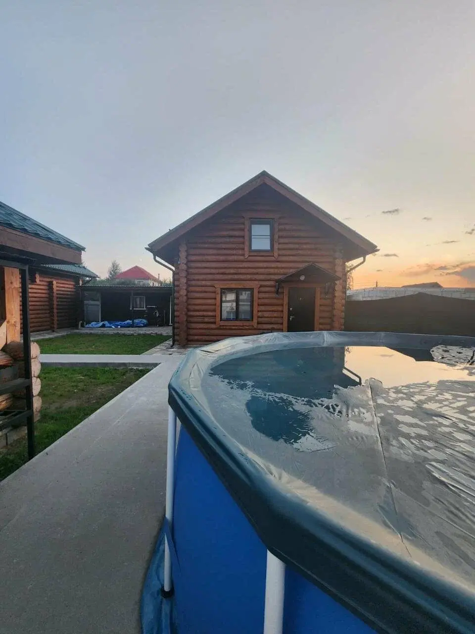 Летний бассейн без подогрева на территории бани в Люберцах - зона отдыха у бассейна - Богатырские бани