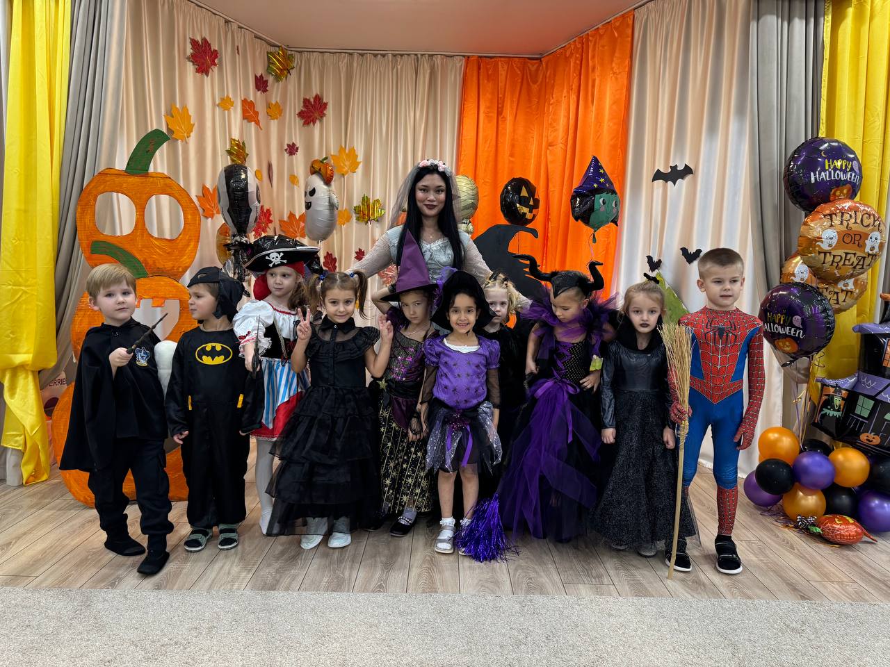 Дети в костюмах празднуют Halloween в детском саду RIS Nursery Zhukovka